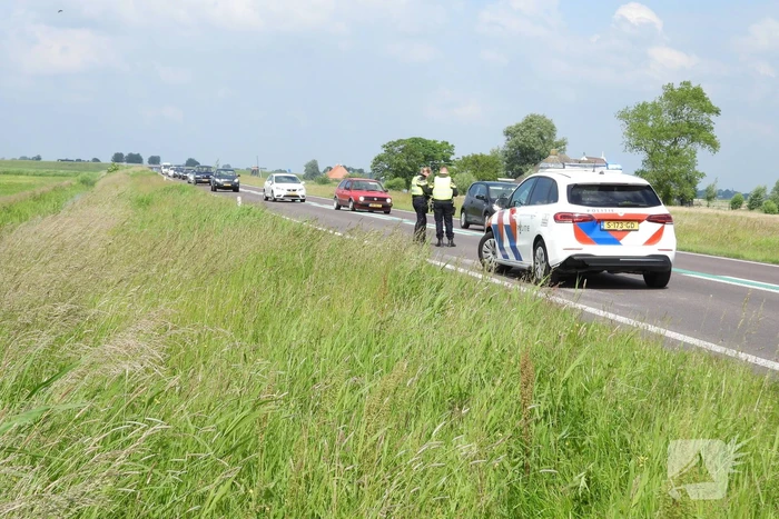 Auto met aanhanger belandt in sloot