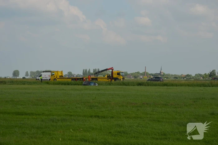 Auto met aanhanger belandt in sloot