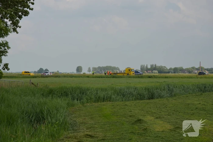 Auto met aanhanger belandt in sloot