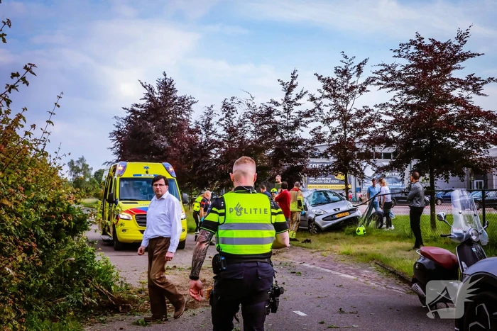 Reanimatie nadat auto tot stilstand komt in hek