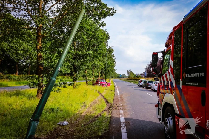 Reanimatie nadat auto tot stilstand komt in hek