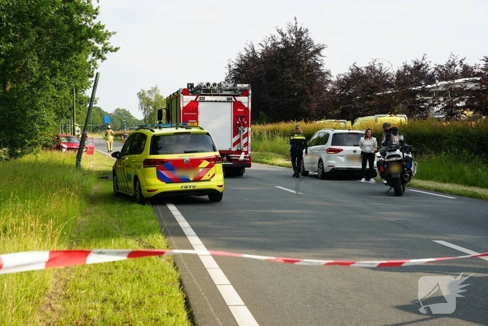 Reanimatie nadat auto tot stilstand komt in hek