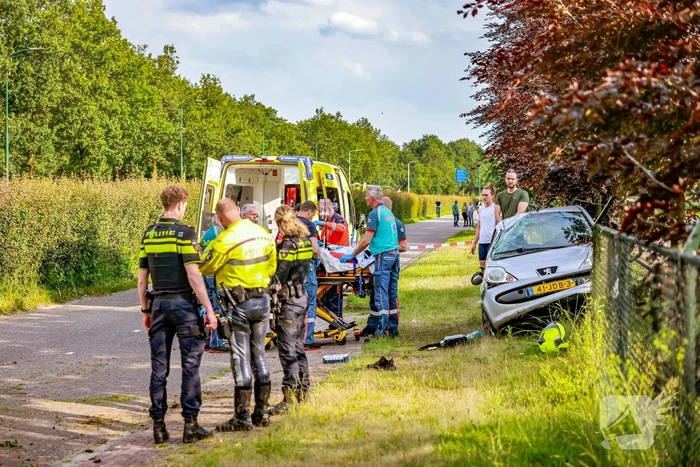 Reanimatie nadat auto tot stilstand komt in hek