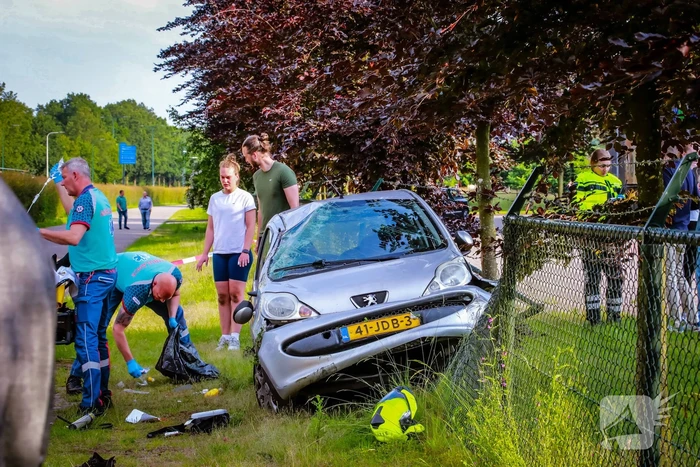 Reanimatie nadat auto tot stilstand komt in hek