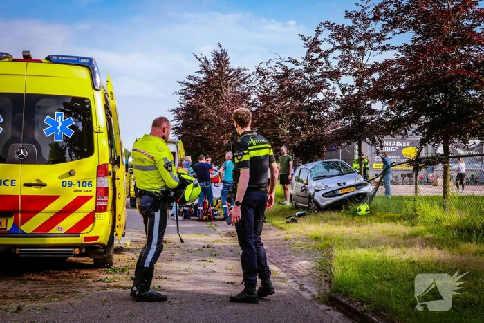 Reanimatie nadat auto tot stilstand komt in hek