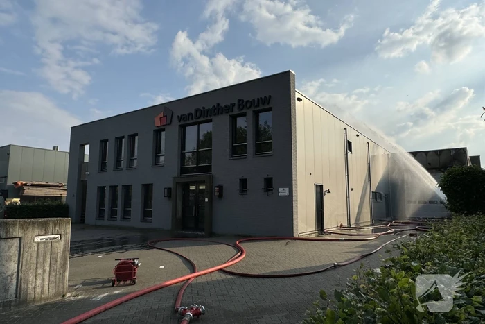 Brand in bedrijfspand brandweer groots ingezet