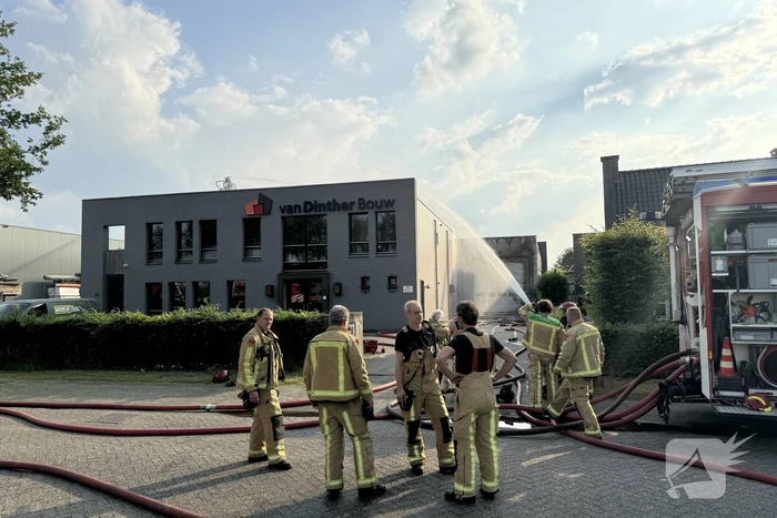 Brand in bedrijfspand brandweer groots ingezet