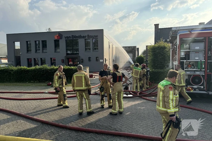 Brand in bedrijfspand brandweer groots ingezet