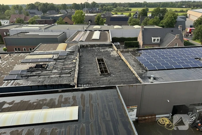 Brand in bedrijfspand brandweer groots ingezet