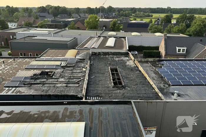 Brand in bedrijfspand brandweer groots ingezet
