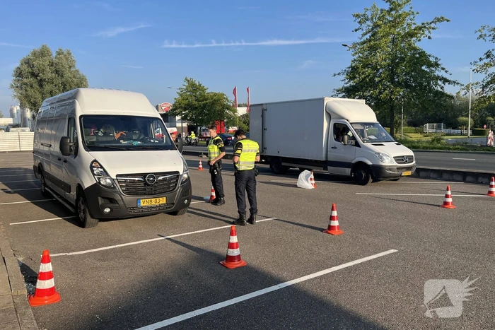 Politie houdt algemene voertuig controle