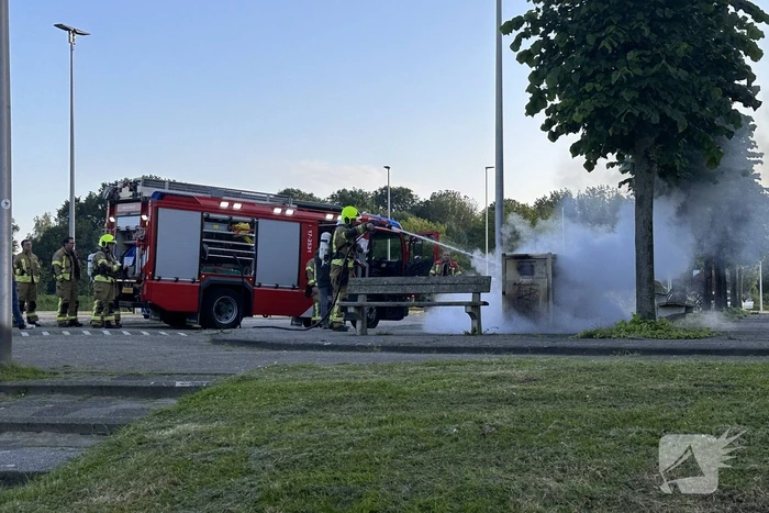 Brandweer blust brand in afvalbak