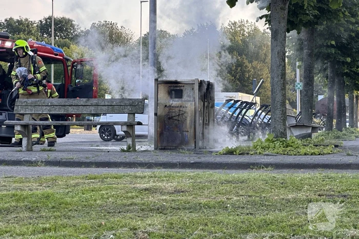 Brandweer blust brand in afvalbak