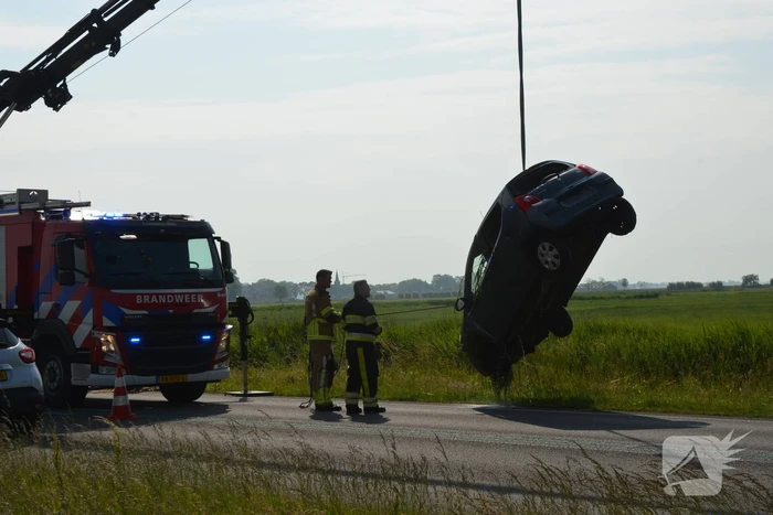 Hulpdiensten groots ingezet voor voertuig te water