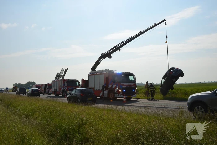 Hulpdiensten groots ingezet voor voertuig te water