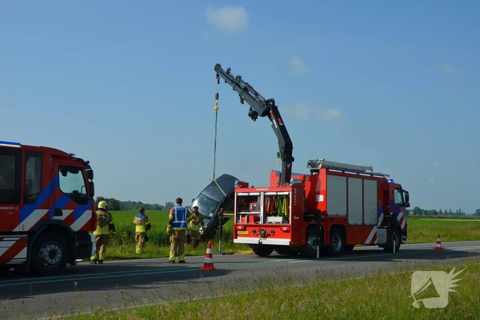 Hulpdiensten groots ingezet voor voertuig te water