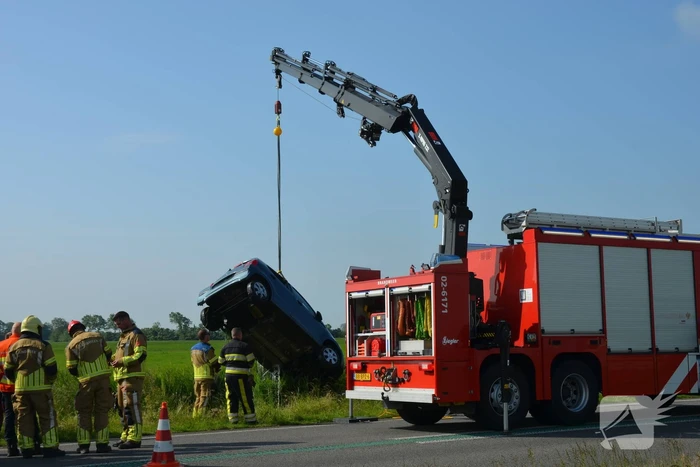 Hulpdiensten groots ingezet voor voertuig te water