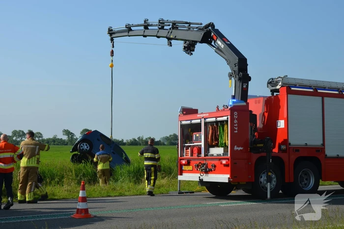 Hulpdiensten groots ingezet voor voertuig te water