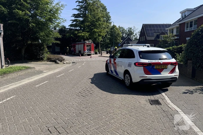 Autobrand in woonwijk, brandweer aanwezig
