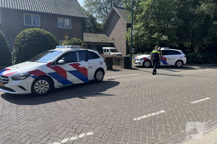 Autobrand in woonwijk, brandweer aanwezig