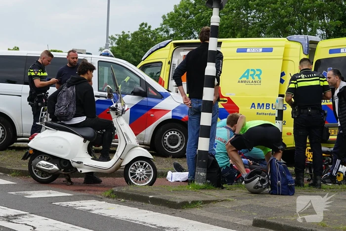 Scooterrijder gewond bij aanrijding met bestelbus