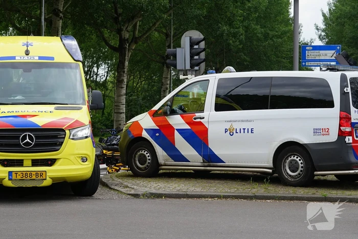 Scooterrijder gewond bij aanrijding met bestelbus