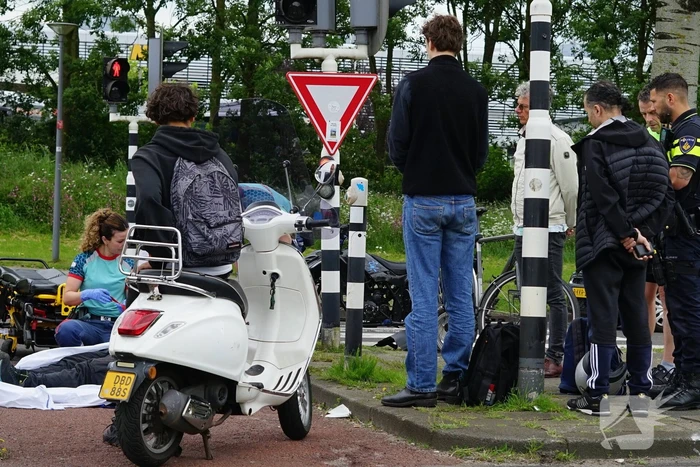 Scooterrijder gewond bij aanrijding met bestelbus