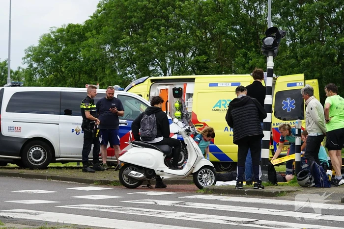 Scooterrijder gewond bij aanrijding met bestelbus