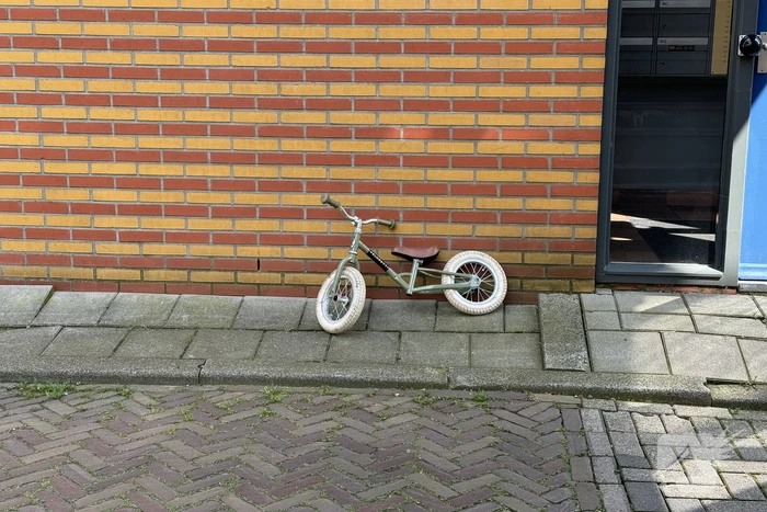 Kind op loopfiets gewond bij aanrijding met automobilist