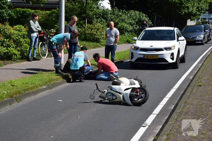 Scooterrijder onderuit en knalt tegen lantaarnpaal