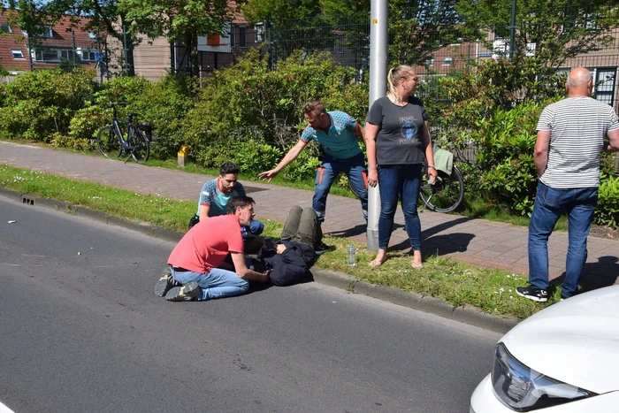 Scooterrijder onderuit en knalt tegen lantaarnpaal