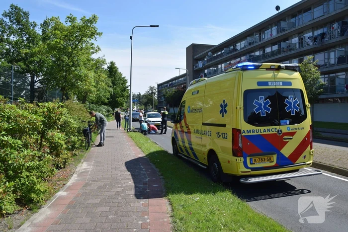 Scooterrijder onderuit en knalt tegen lantaarnpaal