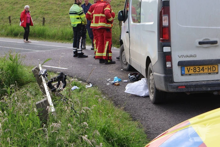 Wielrenner gewond bij botsing met bestebus