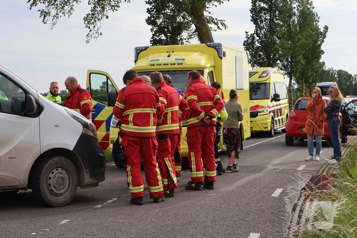 Wielrenner gewond bij botsing met bestebus