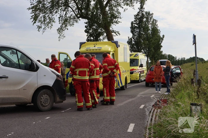 Wielrenner gewond bij botsing met bestebus