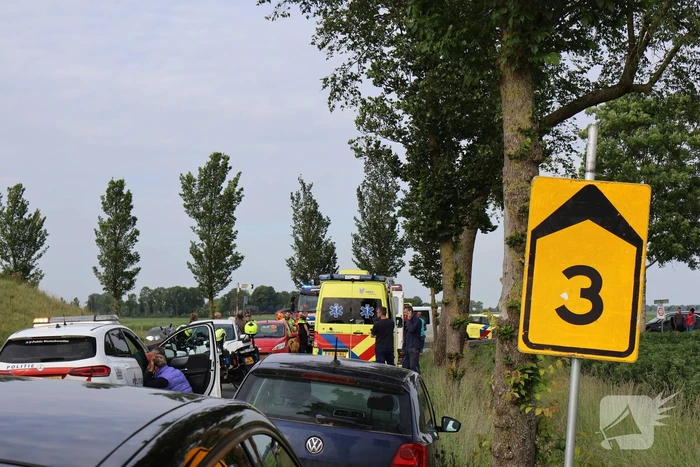 Wielrenner gewond bij botsing met bestebus