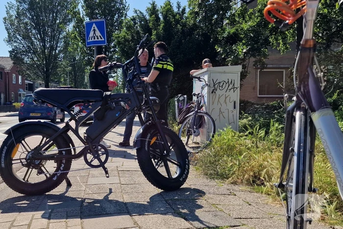 Fatbiker schept andere fietser