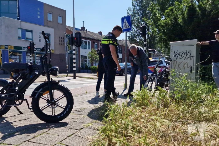 Fatbiker schept andere fietser