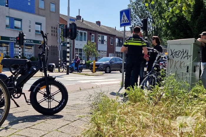 Fatbiker schept andere fietser