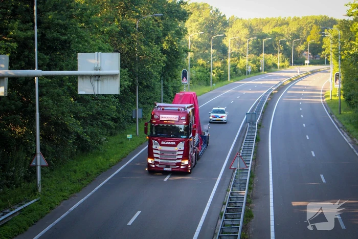 Te hoog beladen vrachtwagen botst tegen viaduct