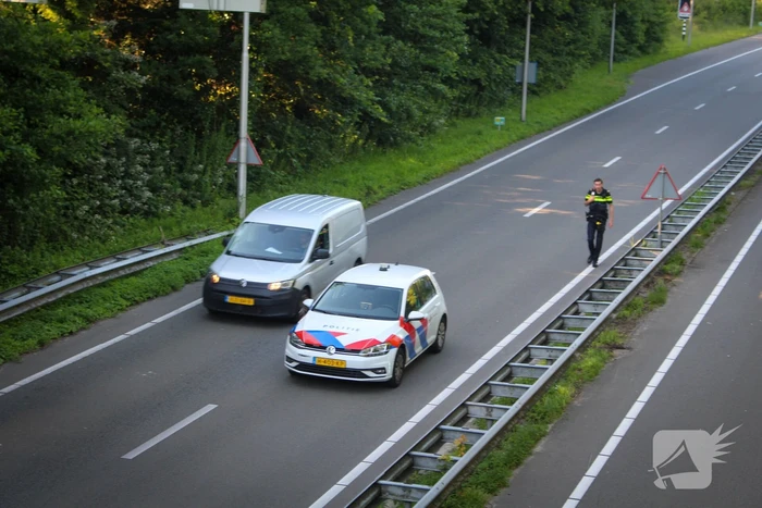 Te hoog beladen vrachtwagen botst tegen viaduct