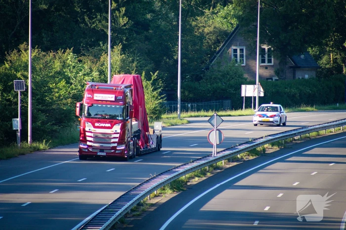 Te hoog beladen vrachtwagen botst tegen viaduct