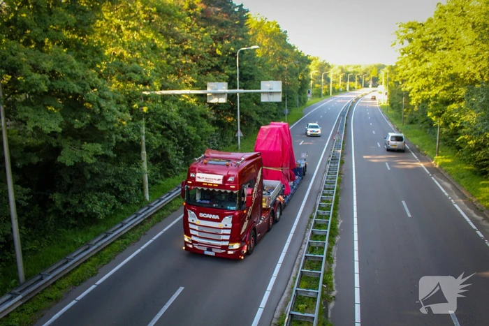 Te hoog beladen vrachtwagen botst tegen viaduct