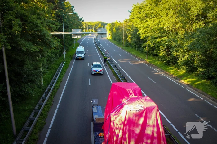 Te hoog beladen vrachtwagen botst tegen viaduct