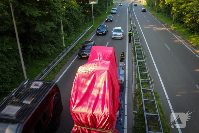 Te hoog beladen vrachtwagen botst tegen viaduct