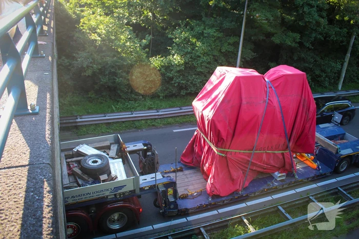 Te hoog beladen vrachtwagen botst tegen viaduct