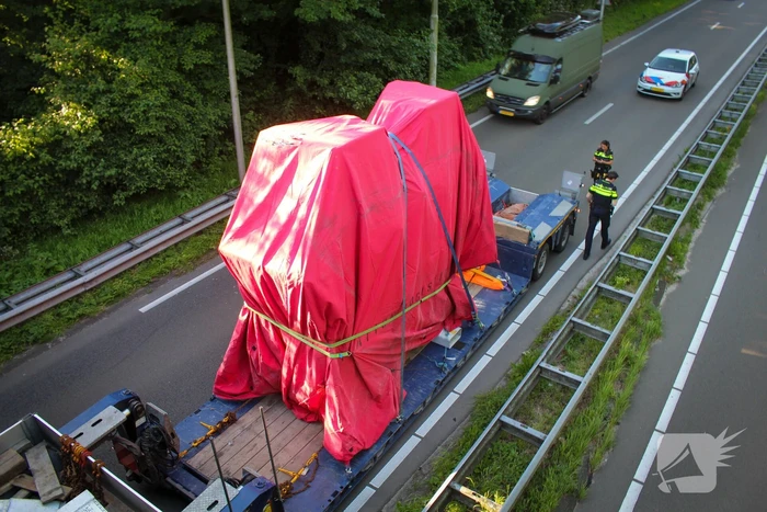 Te hoog beladen vrachtwagen botst tegen viaduct