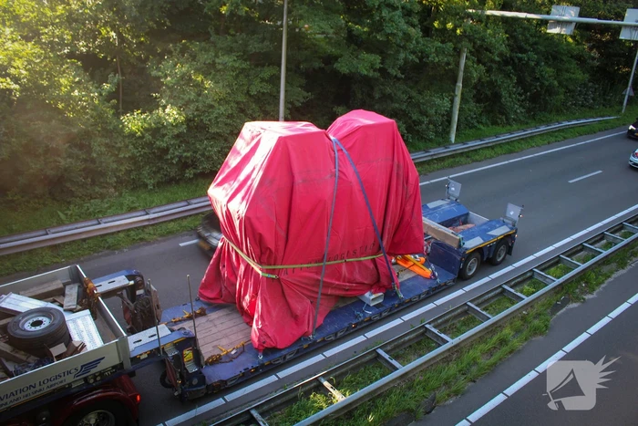 Te hoog beladen vrachtwagen botst tegen viaduct