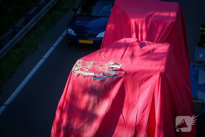 Te hoog beladen vrachtwagen botst tegen viaduct