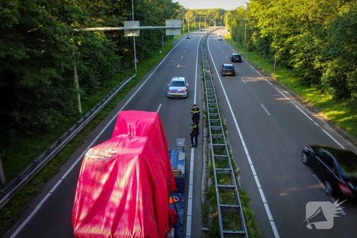Te hoog beladen vrachtwagen botst tegen viaduct